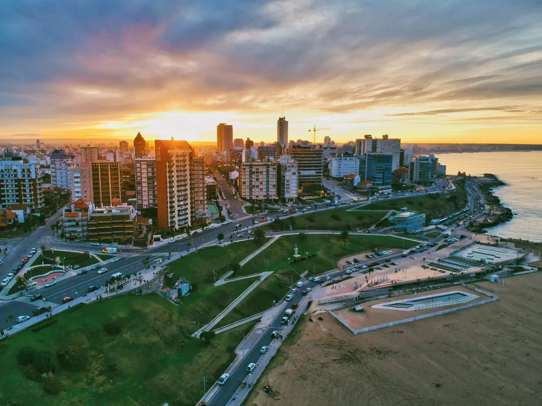 Vista de la costa y los edificios de Mar del Plata